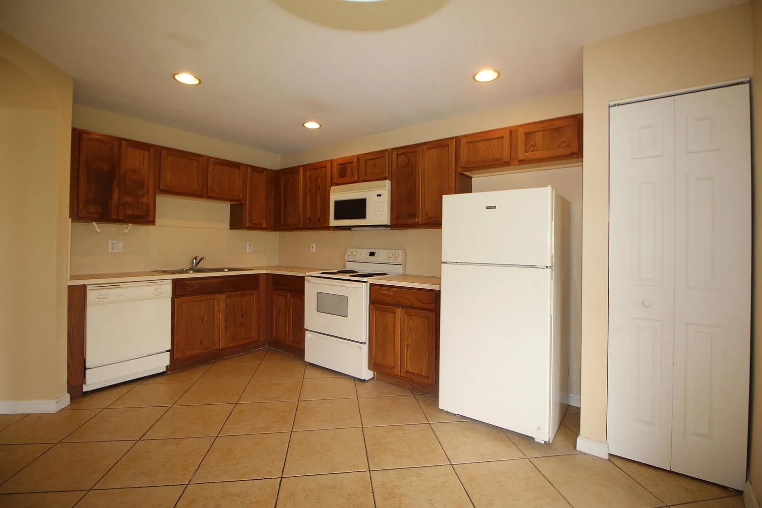 3 bed, 1645 sqft, $2,400 — Photo 3