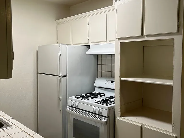 Hollywood Villa Apts. — Photo 17
