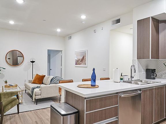 2nd image of 418 N Norton Ave Penthouse 2-4