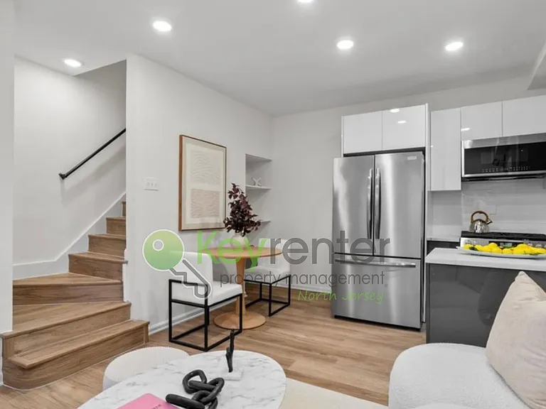 407 Park Ave — Photo 4