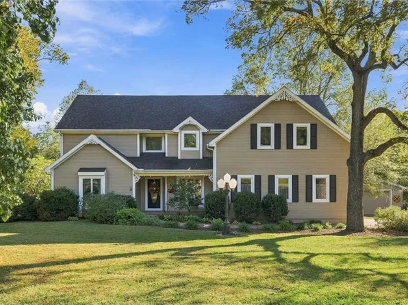 201 N 3rd St, Louisburg, KS 66053
