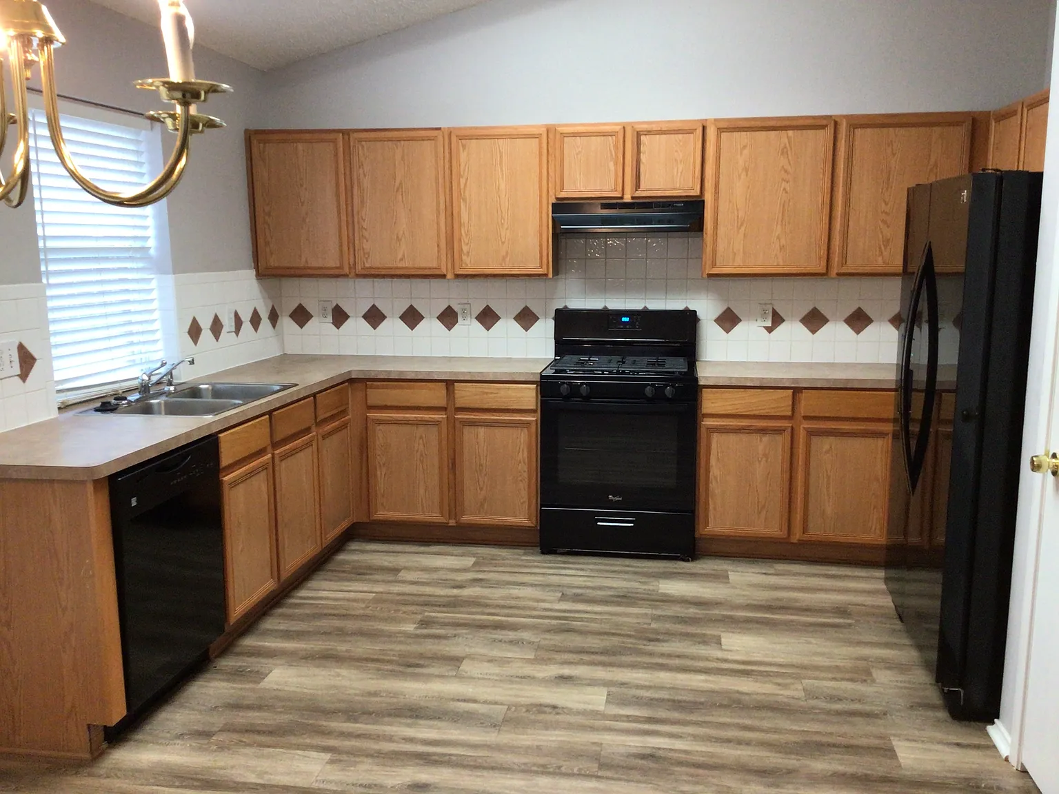 3 bed, 2.0 bath, 1611 sqft, $2,225 — Photo 2