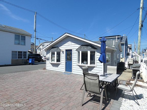 3rd image of 24 E Chadwick Way