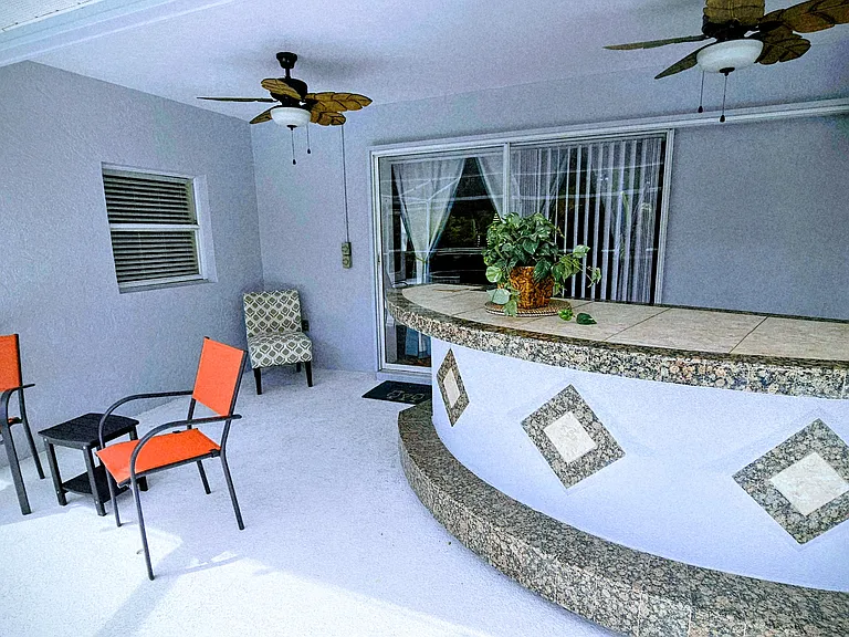 Covered lanai w/bar
