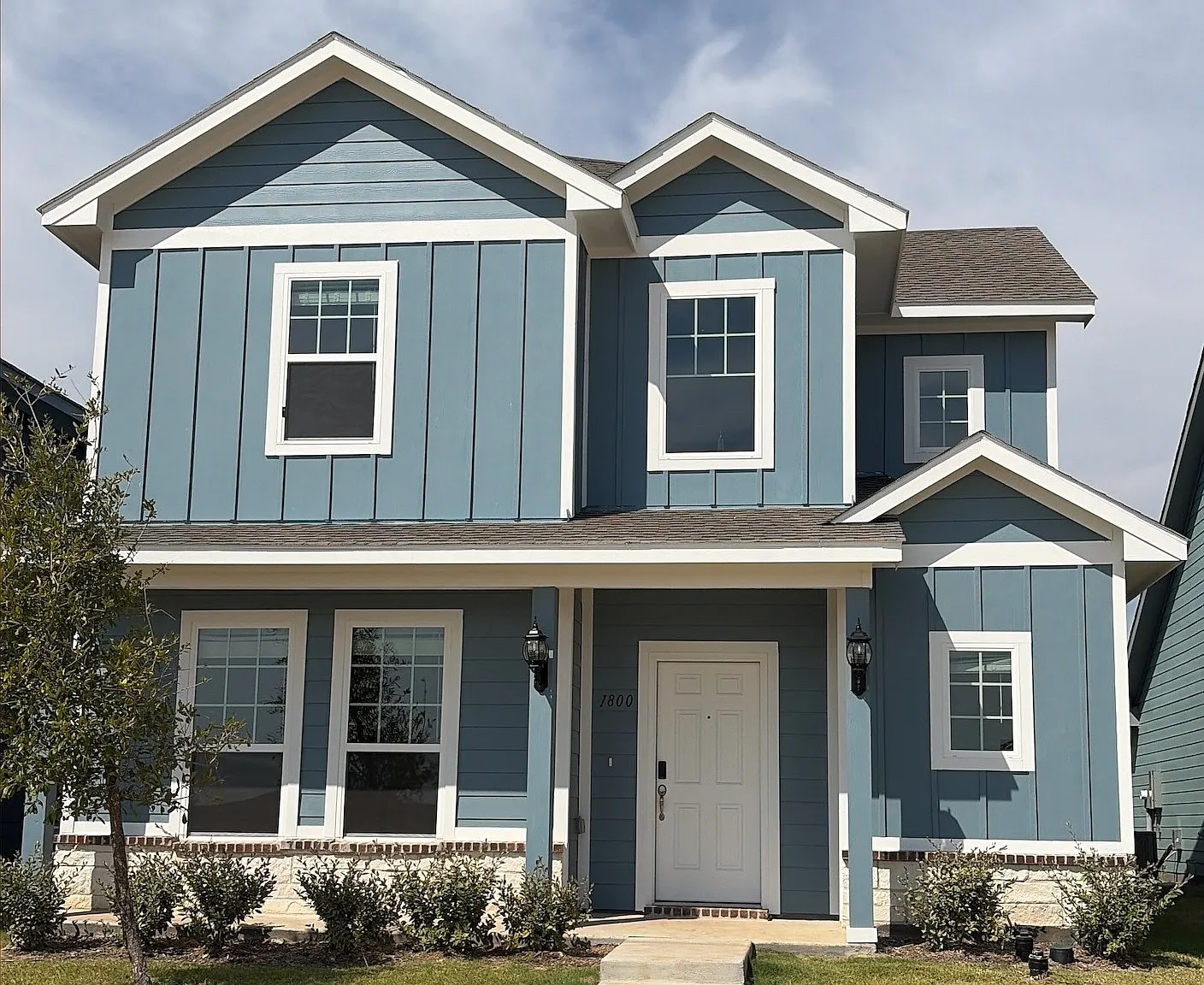 1800 Bluebonnet Ln — Photo 1