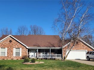 513 Raintree Dr, Saint Joseph, MO 64506