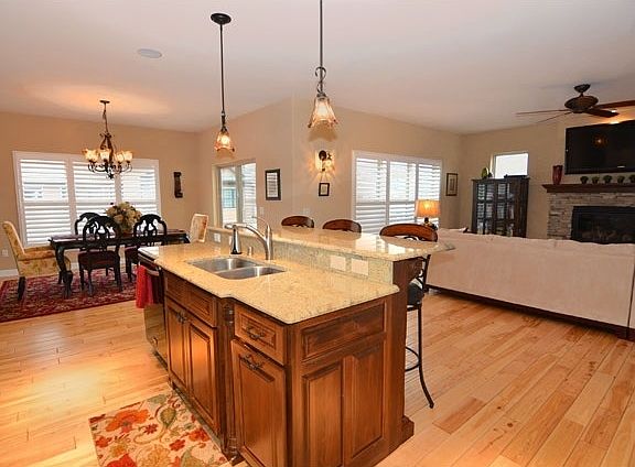 4th image of 121 W Chapel Royal Dr