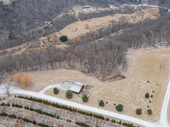 8564 Whispering Bluffs Ln, Cassville, WI 53806