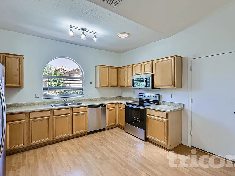 2733 E Gary Way — Photo 7