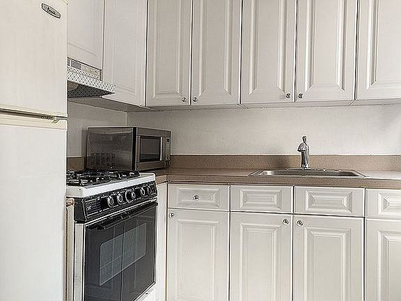5th image of 227 E 57th St APT 9C