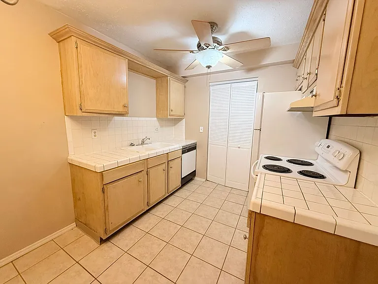 401 E Locust St — Photo 1