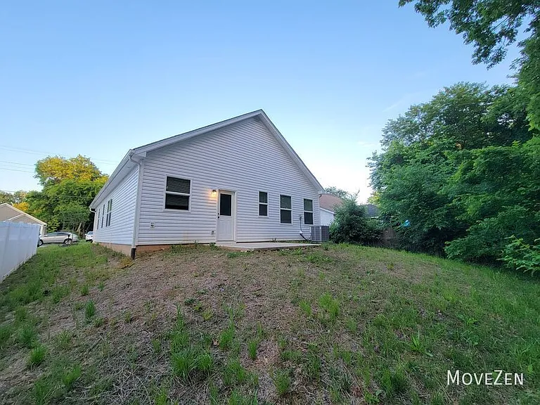 324 Houston St — Photo 17