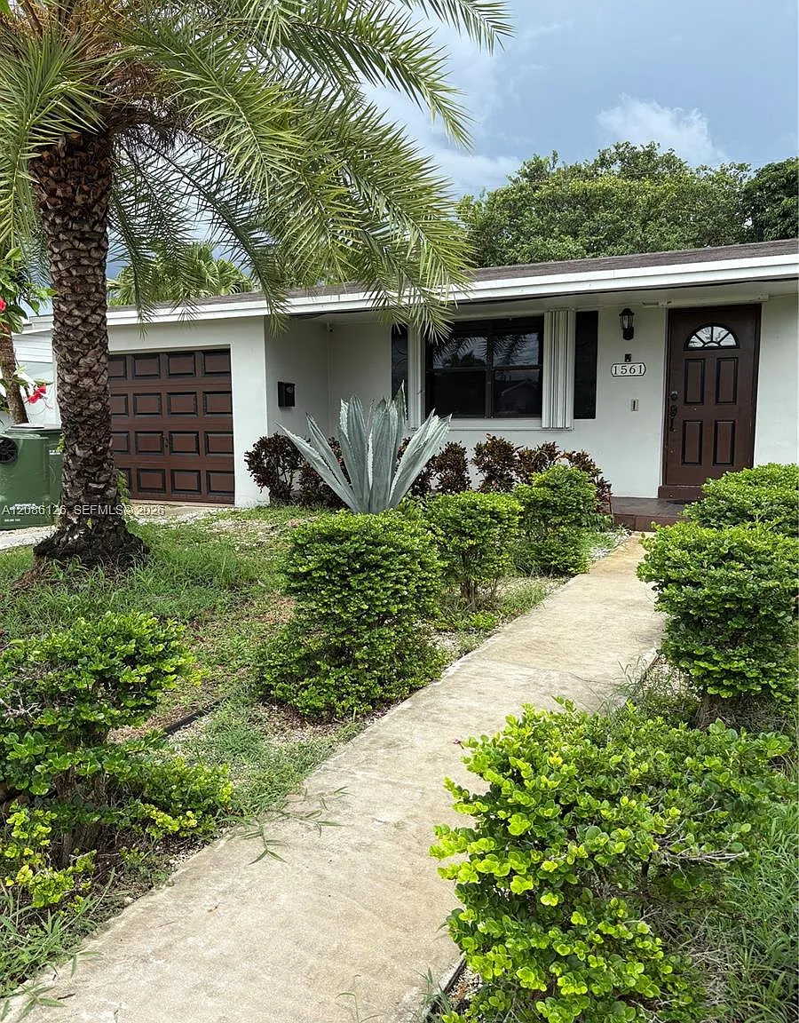 Laurel Manor — Photo 1