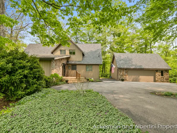 6768 Whitefish Rd, Howard City, MI 49329