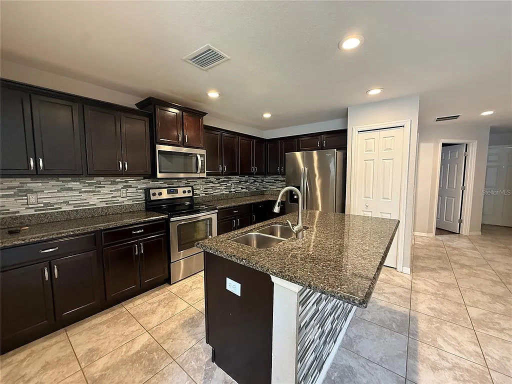 4 bed, 3.0 bath, 1742 sqft, $2,500 — Photo 4