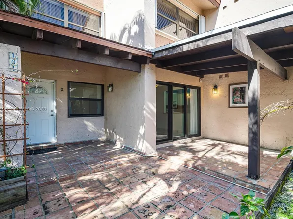 495 W Park Dr APT 101, Miami, FL 33172