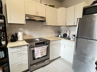 581 College St APT 2, Toronto, ON M6G1B2