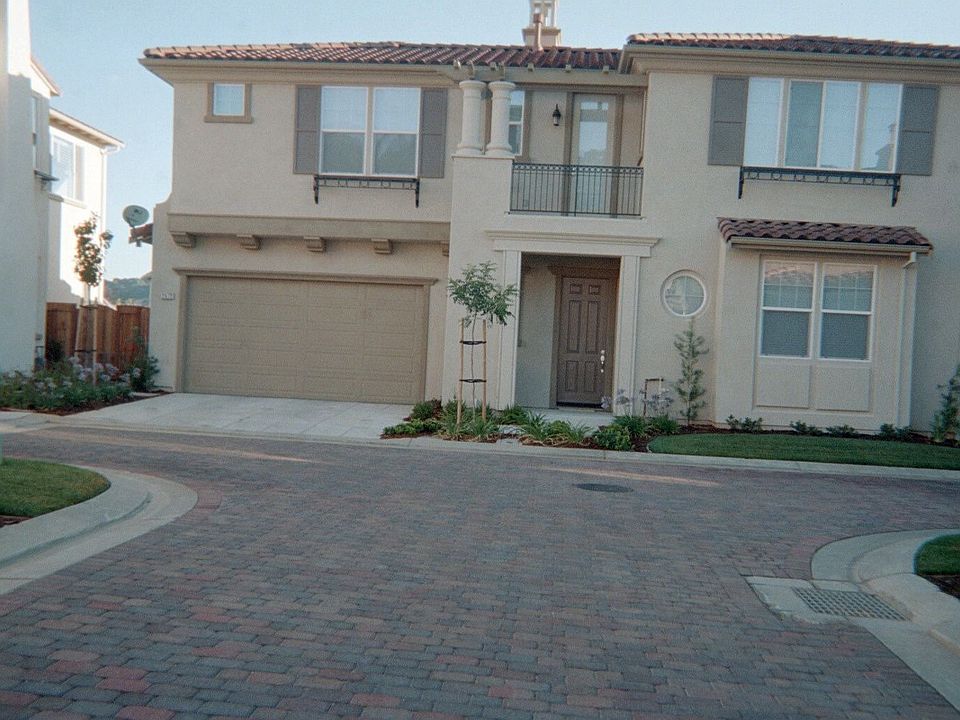 A Courtyards home Located in a cul-de-sac