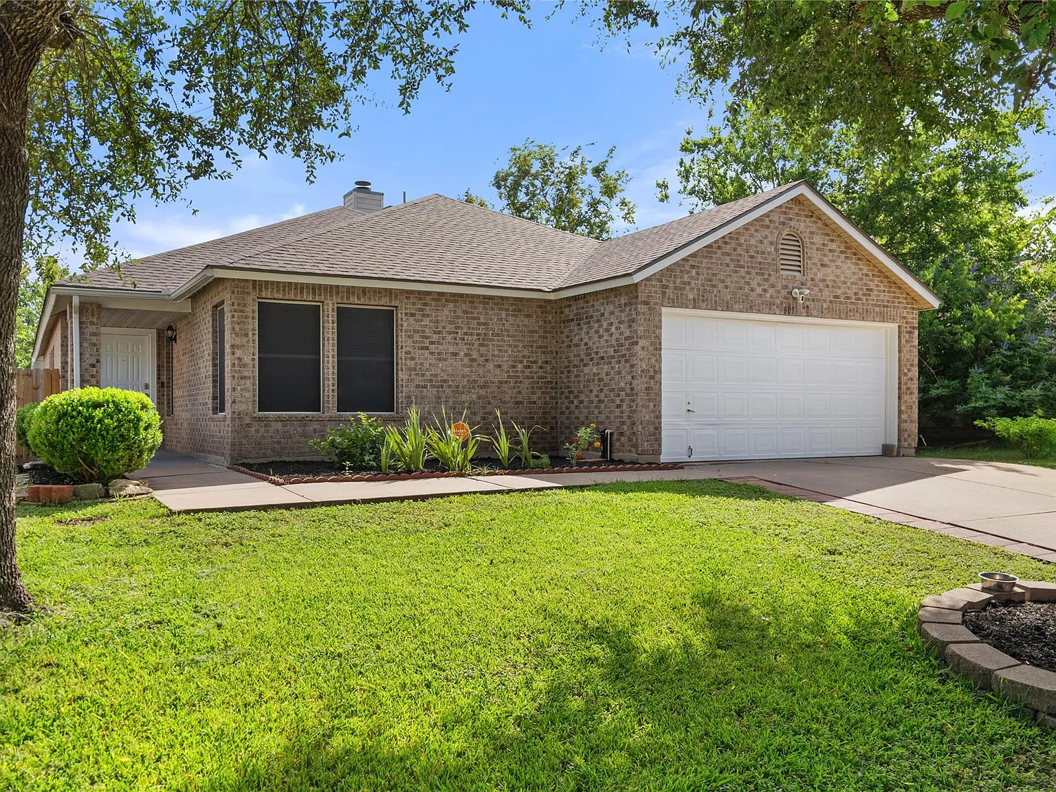 4 bed, 2.0 bath, 1932 sqft, $2,100 — Photo 4