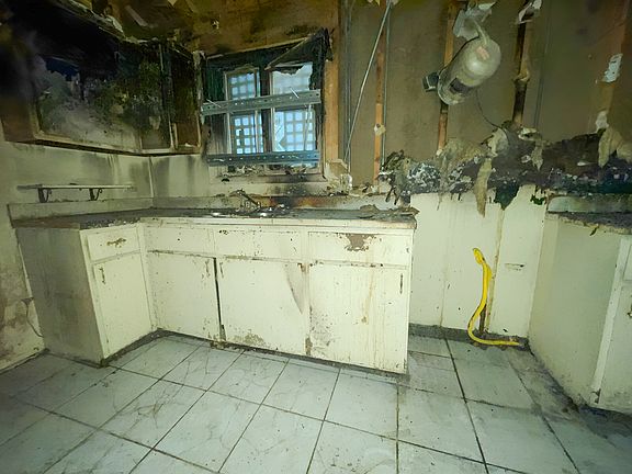 5th image of 15229 Dante Ave