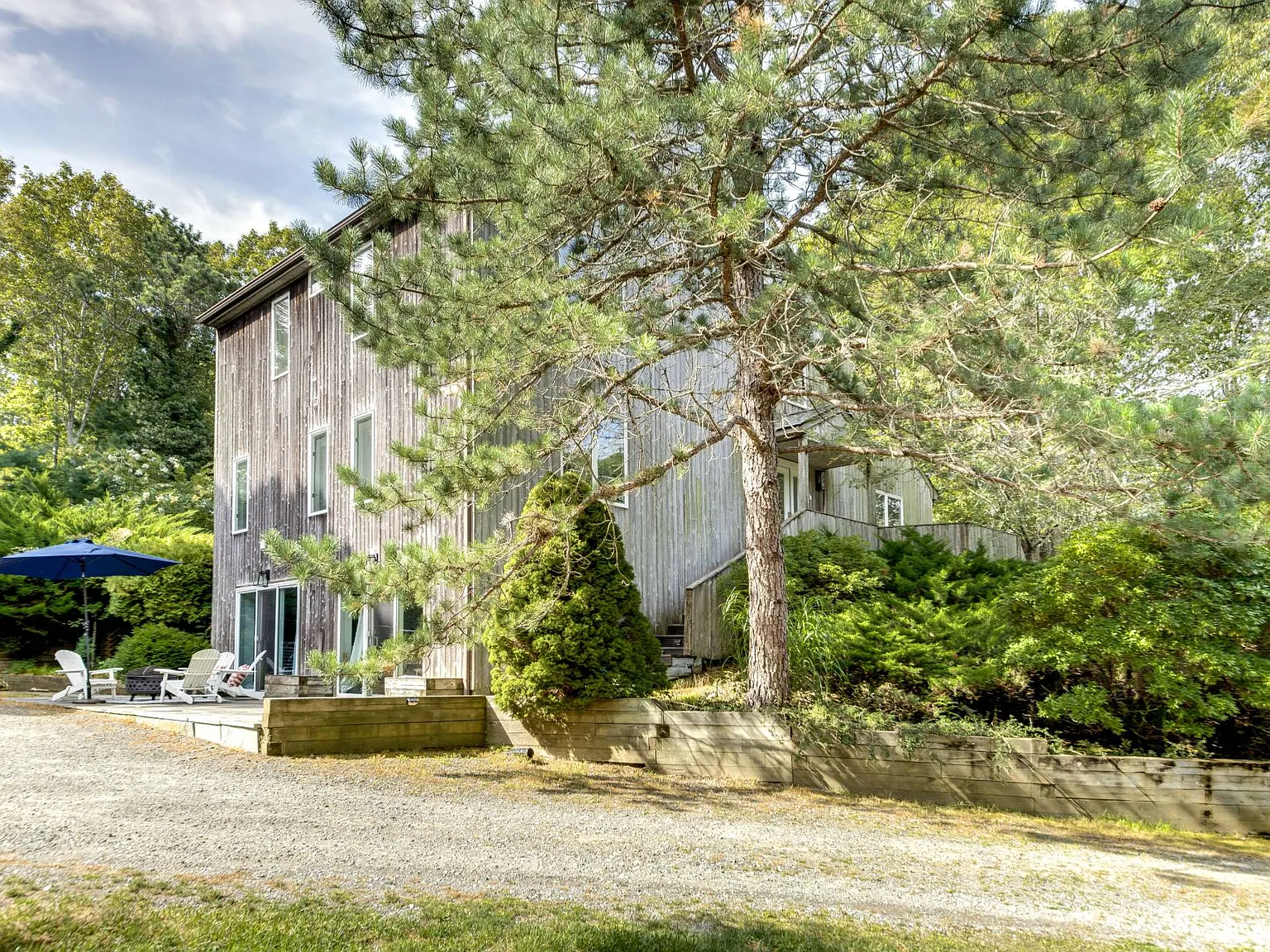 Bright & Spacious Water Mill Oasis With Pool — Photo 2