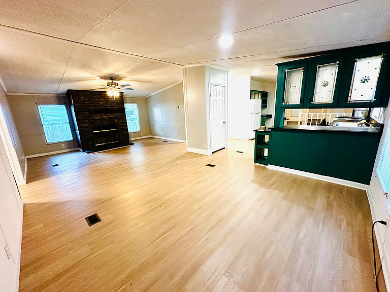 100 Westminster Ave — Photo 6