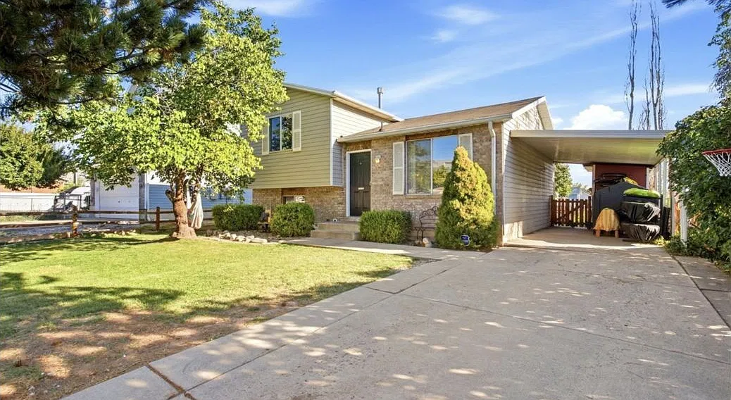 3 bed, 1255 sqft, $2,100 — Photo 1