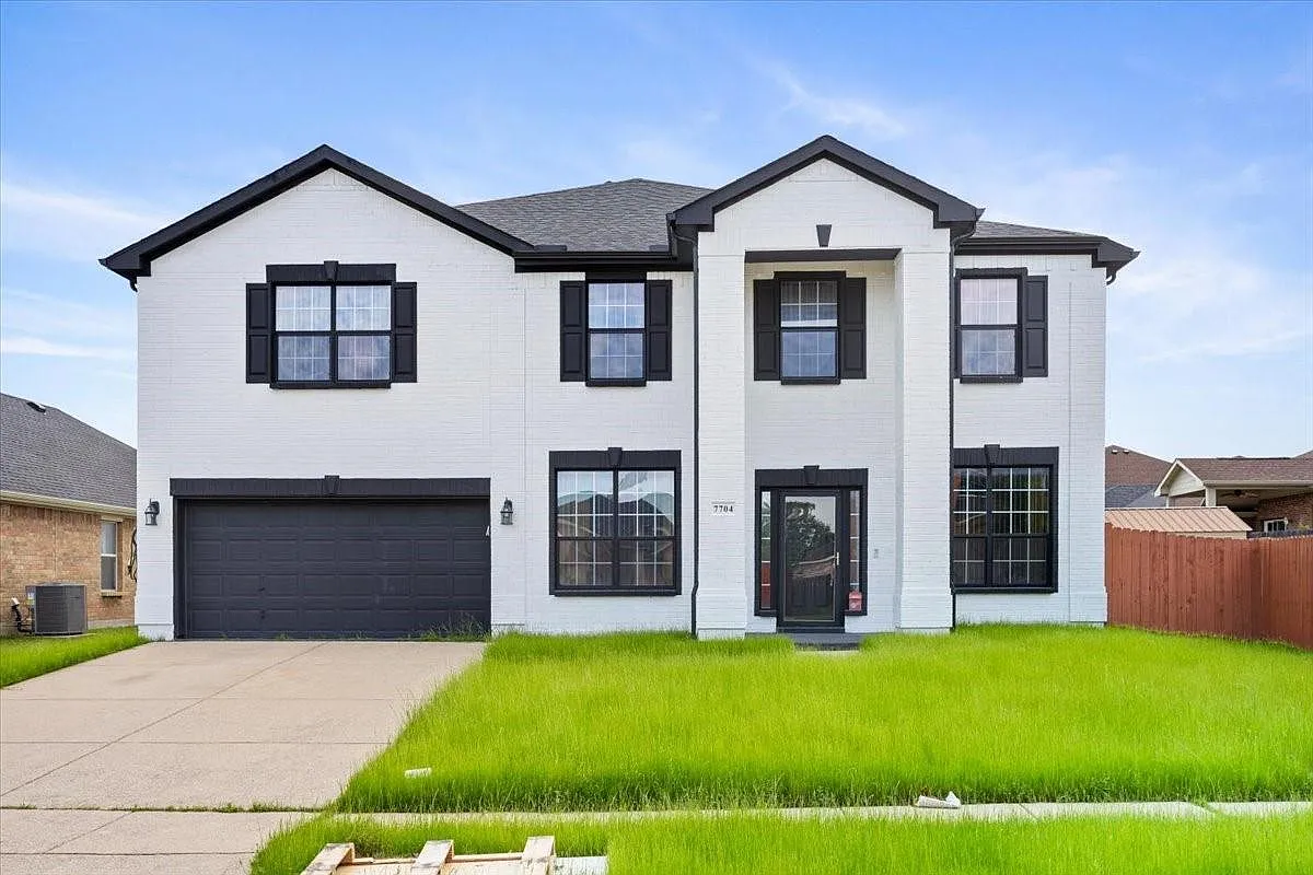 6 bed, 3.0 bath, 4197 sqft, $4,300 — Photo 1