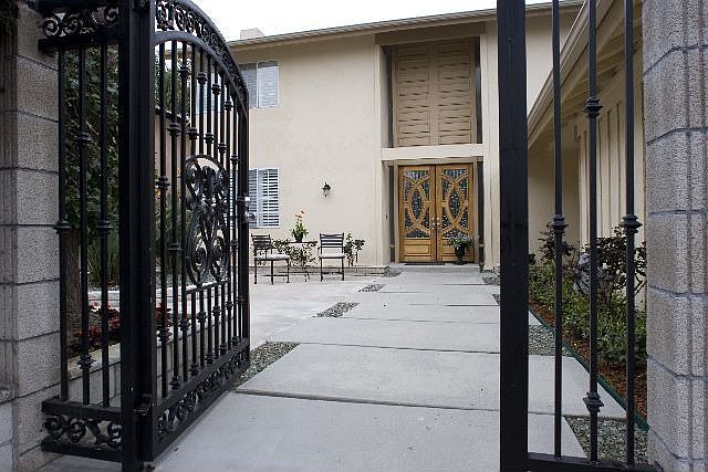 Private courtyard to entry