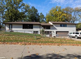 8142 Ridgeview Dr, Des Moines, IA 50320