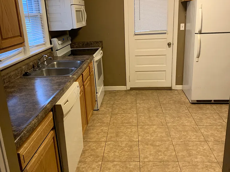 600 Evergreen St #1 — Photo 7