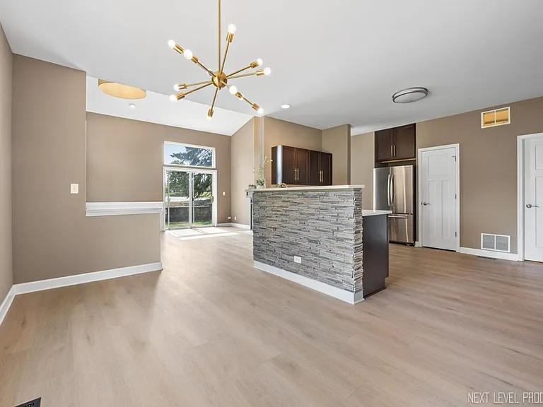 819 Asbury Dr — Photo 8