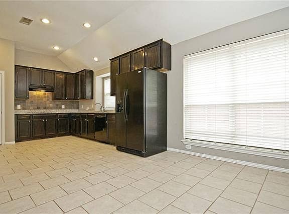 4th image of 2919 Meadow Glen Dr