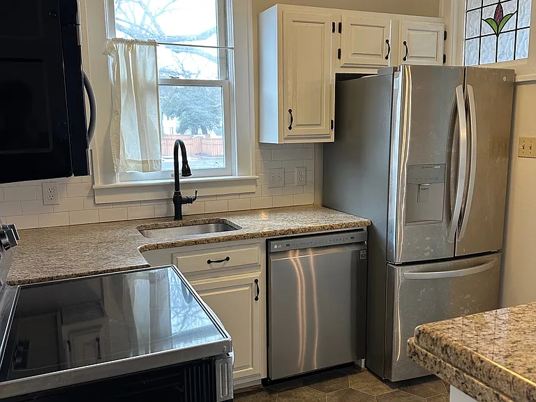 407 W 9th St #B — Photo 7