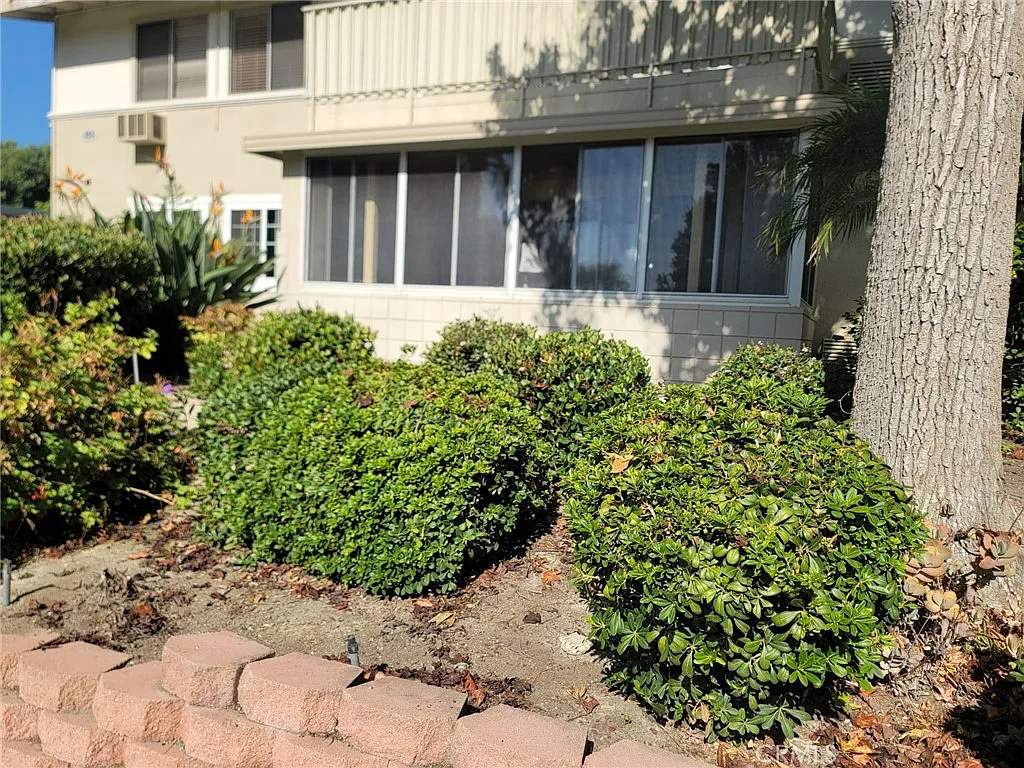2 bed, 1040 sqft, $3,200 — Photo 3