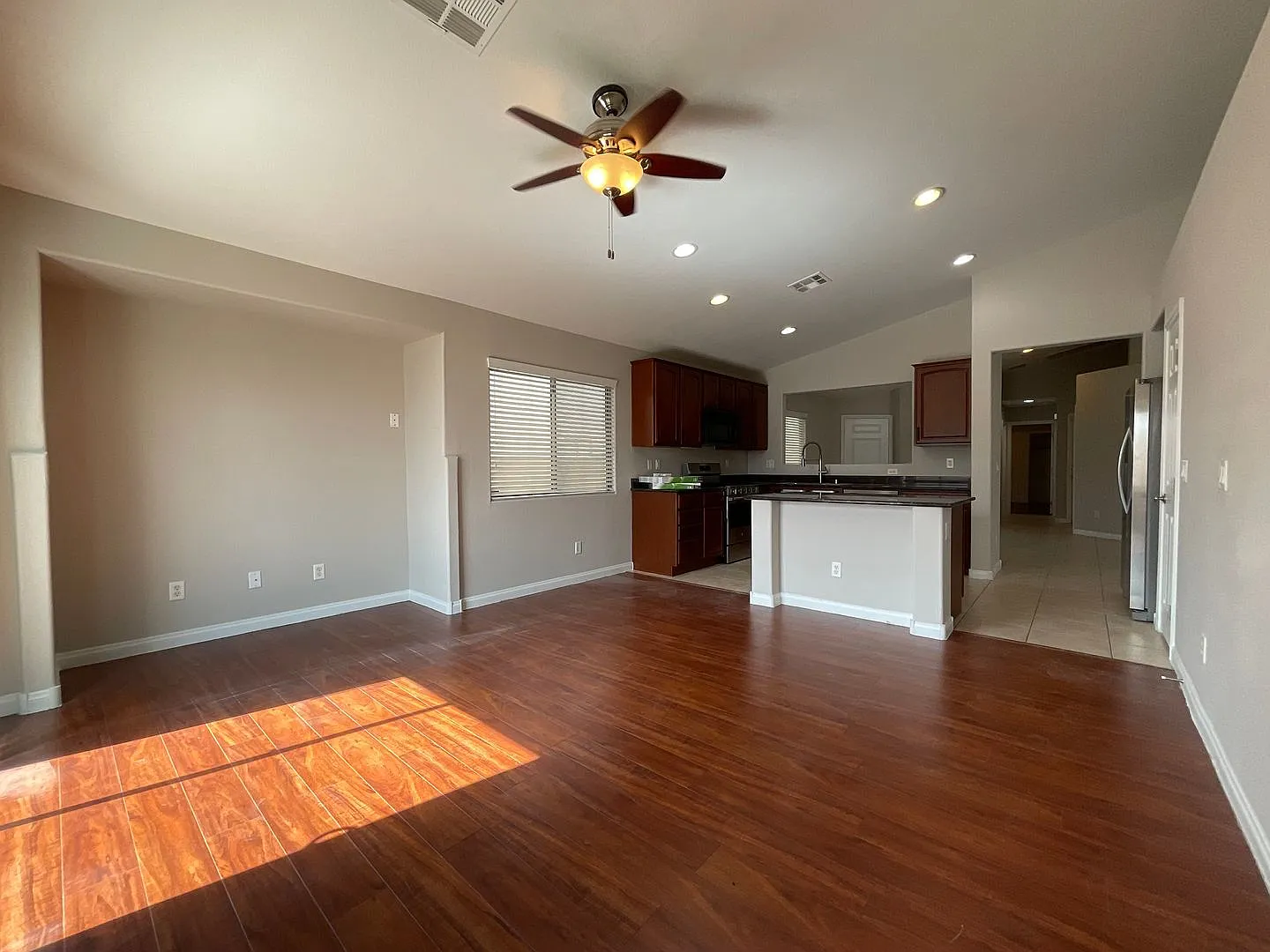 Spacious 3bedroom, 2bath, 2 car garage — Photo 2