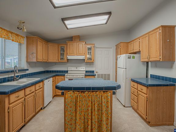 3rd image of 3200 Oak Terrace Dr Unit 21