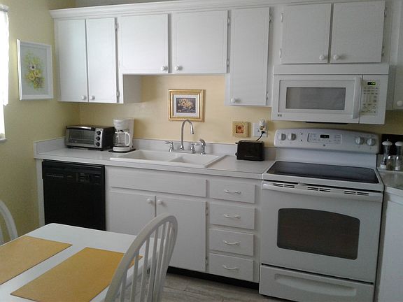 3rd image of 7013 Foxfire Dr
