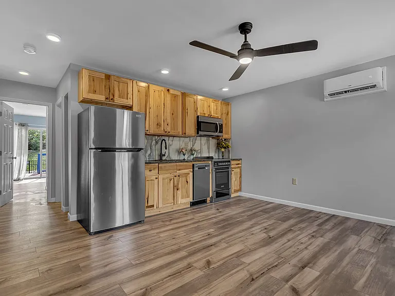 1406 Container Way — Photo 4