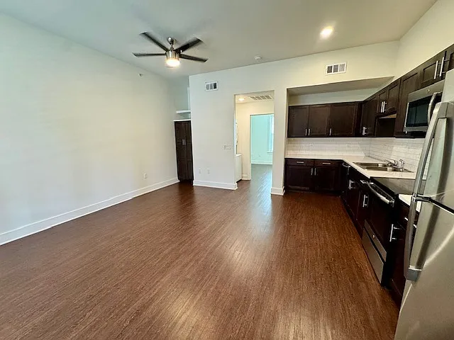 Little Emma Apartments — Photo 14