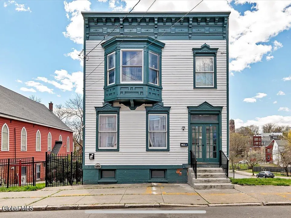 62 Alexander St #2R