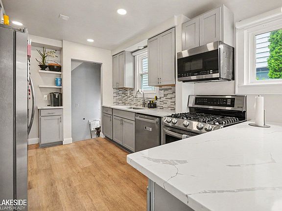 5th image of 1011 Hoffman Ave