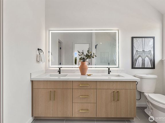 5th image of 806 B S Rose Street