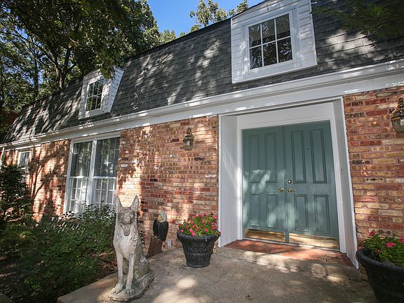 3rd image of 1370 Forest Ave