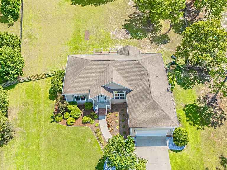 11 Victoria Dr — Photo 48