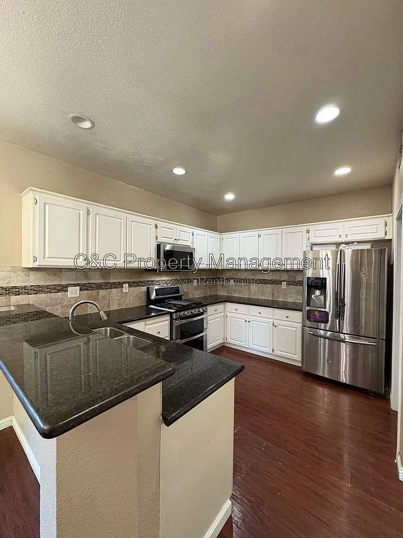 5 bed, 3.0 bath, 2421 sqft, $3,300 — Photo 3