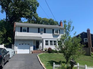 1A Locust Pl, Huntington Station, NY 11746