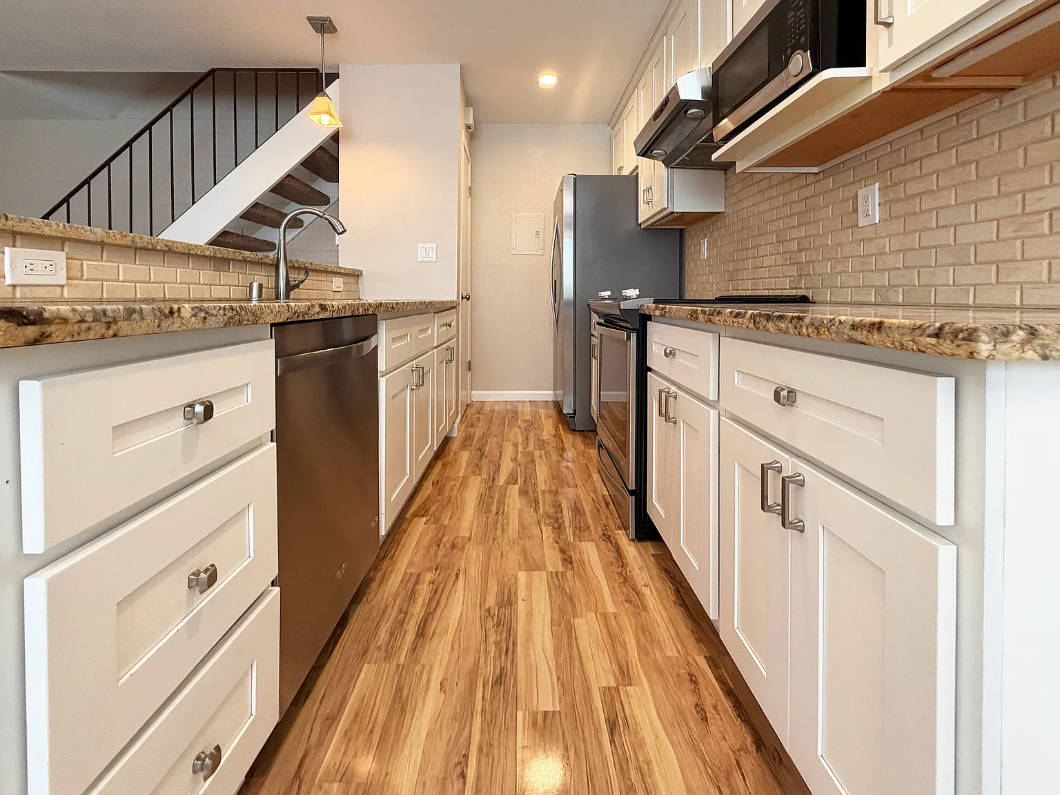 2 bed, 903 sqft, $3,075 — Photo 2