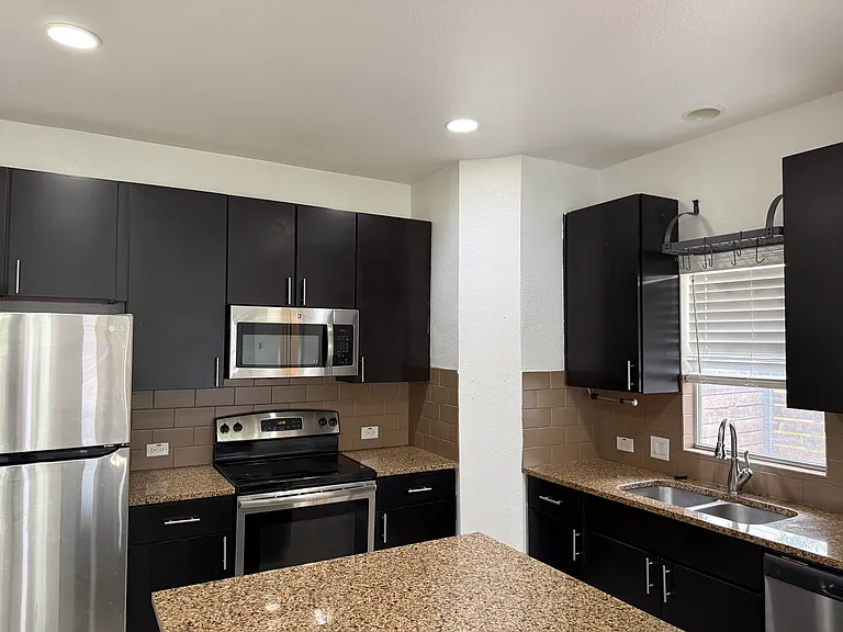 913 Ogden St — Photo 10