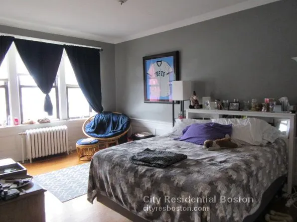 4 Greenway Ct, Brookline, MA